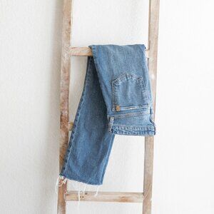 Joe's Jeans Sz 24 Light Blue Vintage Denim Wash The Lara Straight Leg Raw Hem
